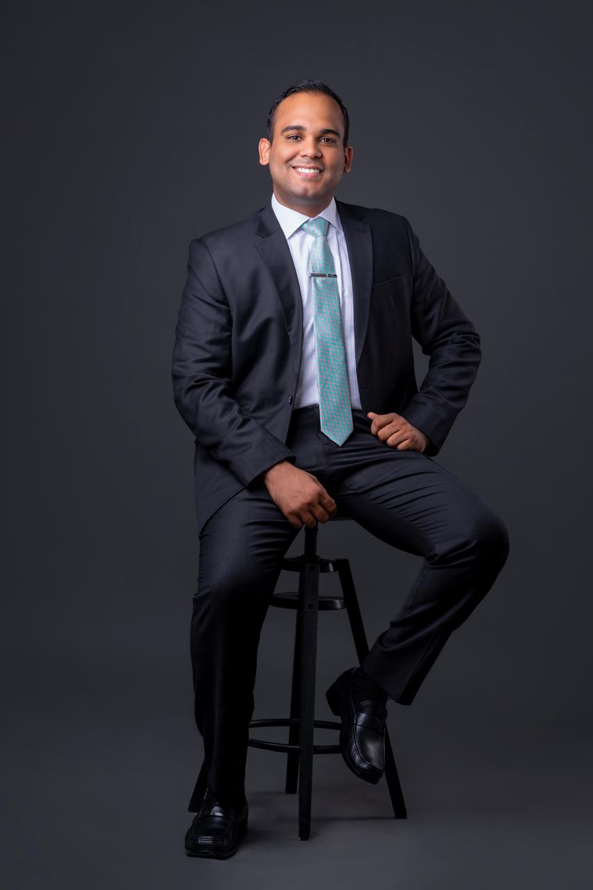Retrato profesional del Dr. Yudy Cruz Brito